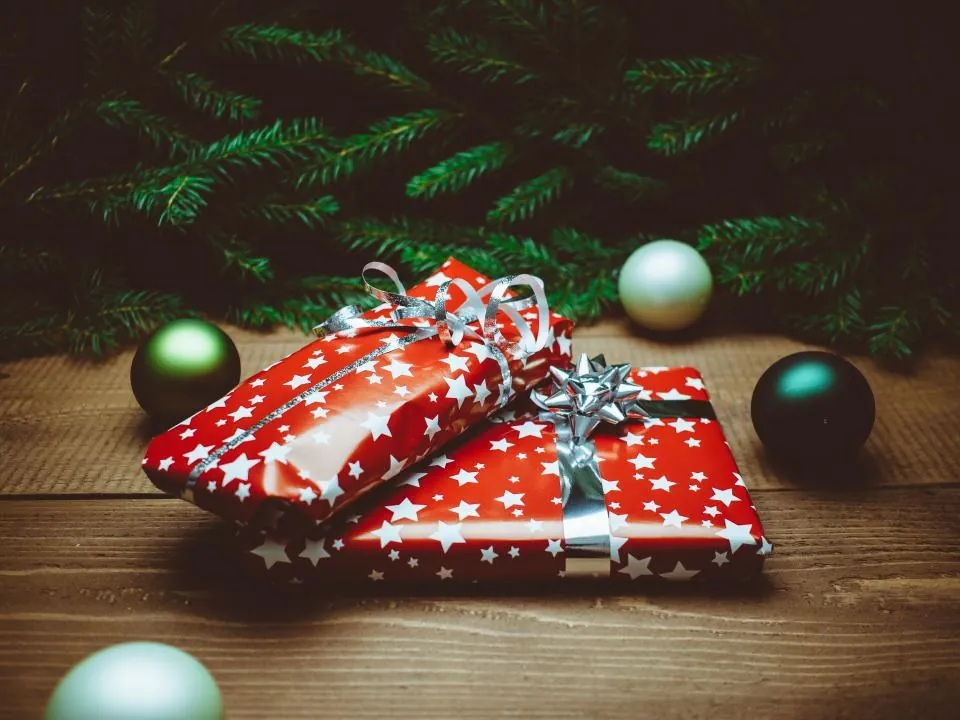 Red Star Wrapping Paper, 30 sq ft