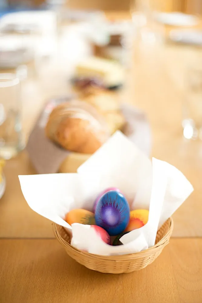 Mini Favor Basket with Dyed Egg